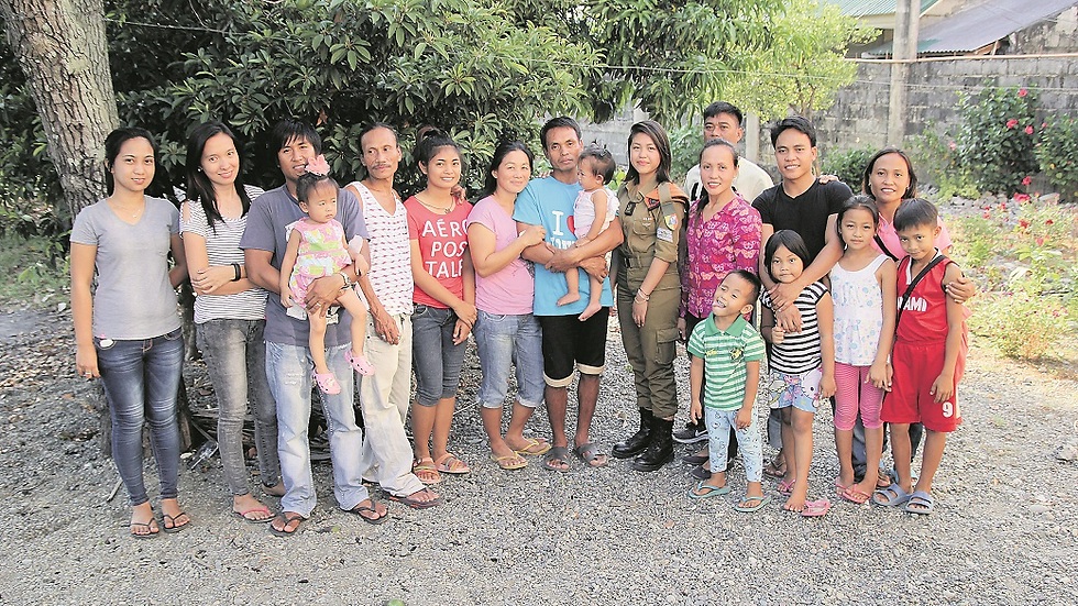 ישרא-לי והמשפחה המורחבת בפיליפינים  (צילום: אלי סגל) (צילום: אלי סגל)