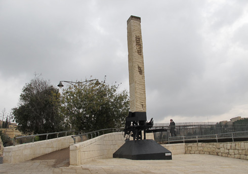 ירושלים: אנדרטת השלום בדרך חברון, סמוך לסינמטק, היא מקבץ שאריות של כלי לחימה, בשפתו המזוהה של יגאל תומרקין (צילום: מיכאל יעקובסון)