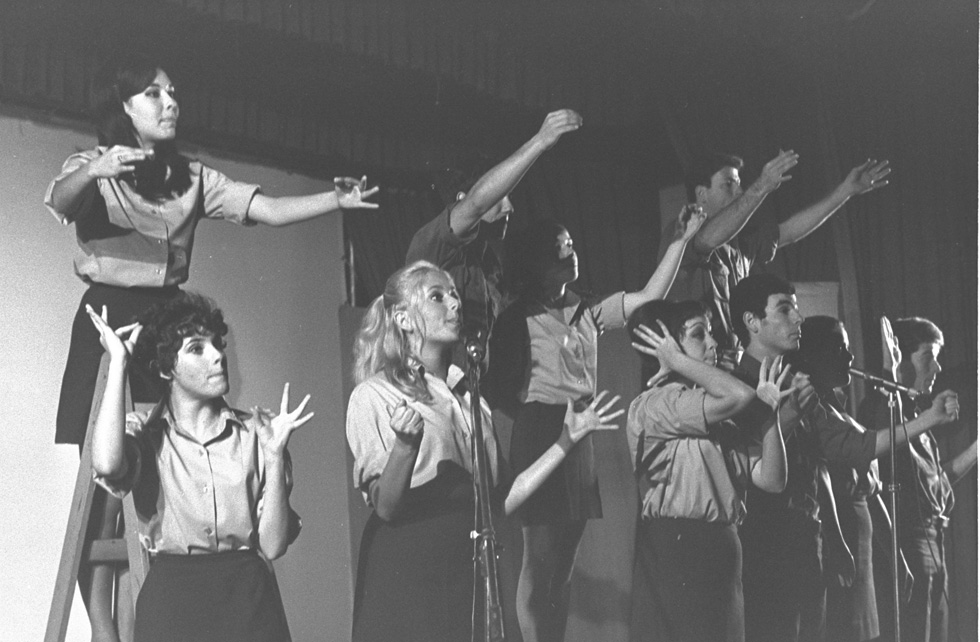 להקת הנח"ל עם ירדנה ארזי ומירי אלוני, 1969 (צילום: לע"מ)