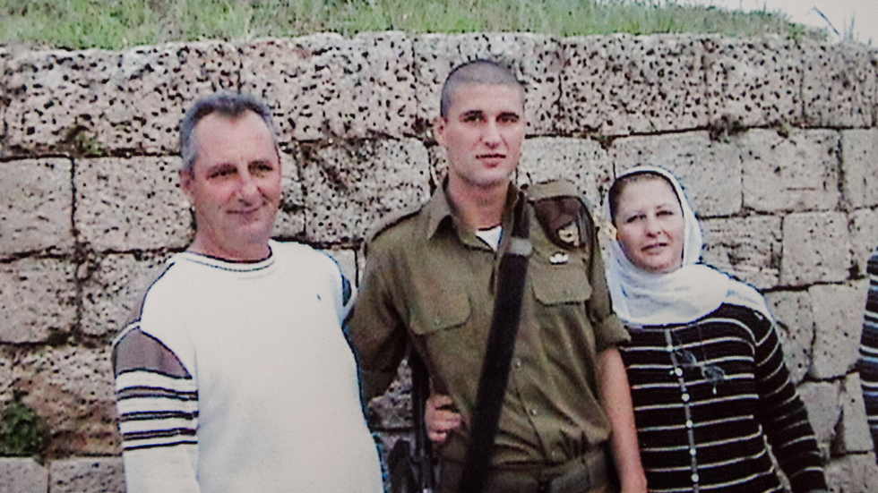 סייף ביסאן עם הוריו (צילום: עידו ארז) (צילום: עידו ארז)