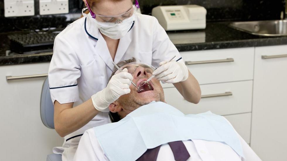 פנייה לרופא שיניים לטיפול בבעיה (צילום: shutterstock) (צילום: shutterstock)