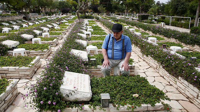 Kiryat Shaul Cemetery (Photo: Reuters)