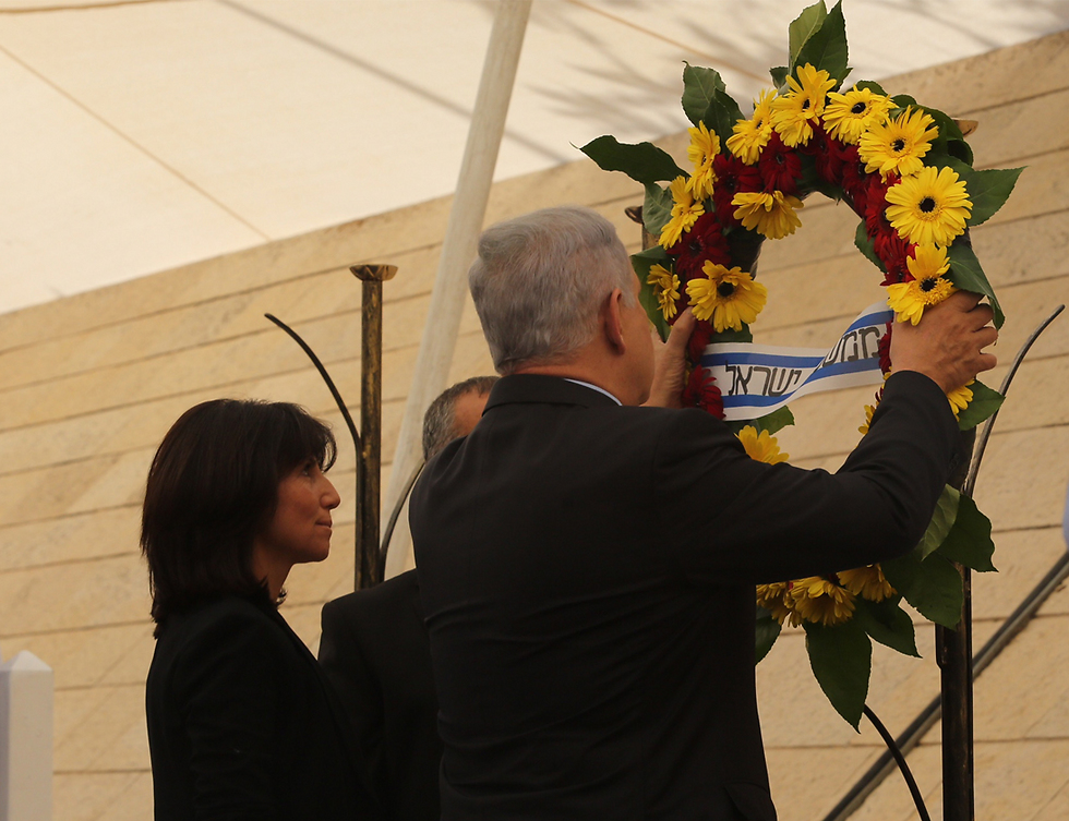 Prime Minister Netanyahu laying a wreath in honor of the fallen soldiers (Photo: Gil Yohanan)