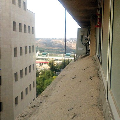 הליקוי: אין גישה למזגן בבניין גבוה השכיחות: בינונית מה הבעיה: מי שהתקין השלה את עצמו בגלל מה שנראה לו כרחבה. בפועל, תיקון המזגן יחייב מנוף, סנפלינג או פיגומים הליקוי: אין גישה למזגן בבניין גבוה השכיחות: בינונית מה הבעיה: מי שהתקין השלה את עצמו בגלל מה שנראה לו כרחבה. בפועל, תיקון המזגן יחייב מנוף, סנפלינג או פיגומים