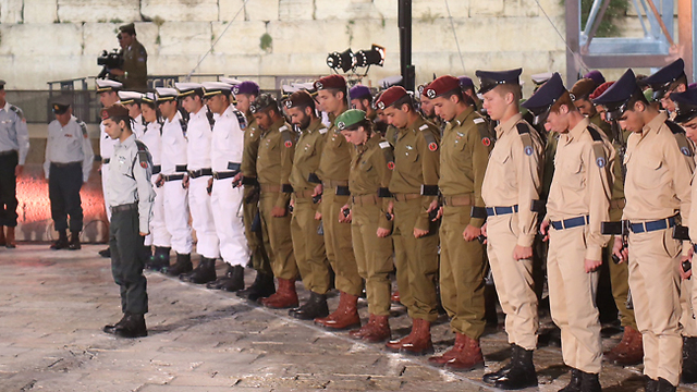 Troops stand at attention during the one-minute siren (Photo: Gil Yohanan)