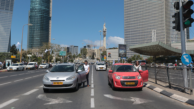 Tel Aviv standing at attention during two-minute siren (Photo: Yaron Brener)