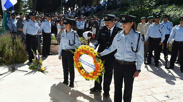 Roni Alsheikh laying a wreath for Israel's fallen police officers (Photo: Israel Police Spokesperson)
