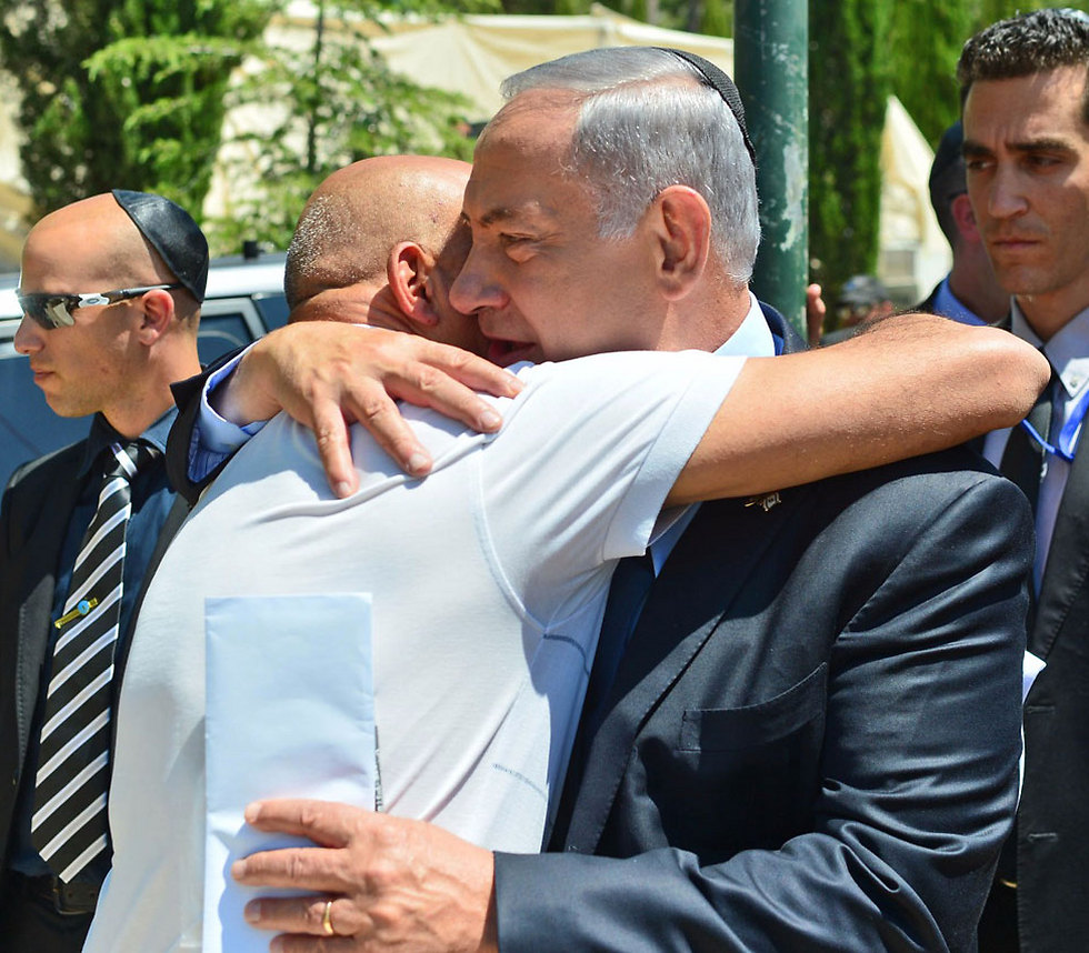 לאחר ההתפרצות, ראש הממשלה נפגש עם רמי כהן, אחיו של הפצוע בפיגוע במעלה אדומים (צילום: : קובי גדעון) (צילום: : קובי גדעון)
