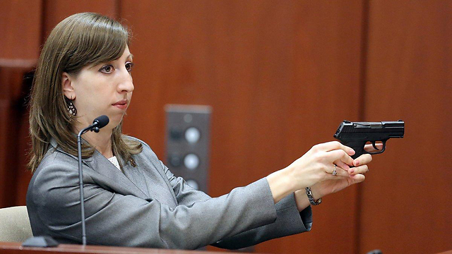 האקדח מוצג במהלך המשפט (צילום: AP) (צילום: AP)