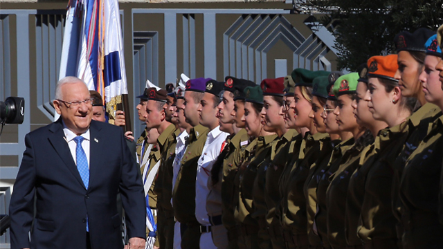 President Reuven Rivlin and IDF soldiers (Photo: Gil Yohanan)