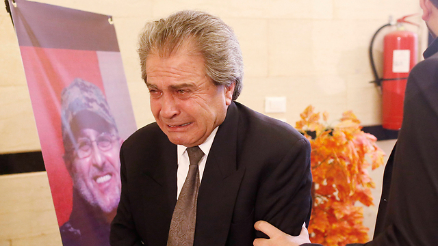ענאן, אחיו של בדר א-דין, מבכה על מותו (צילום: AP) (צילום: AP)