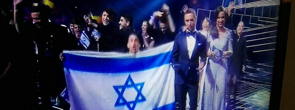 המנחים מסיימים לצד דגל ישראל. "גאווה, במיוחד בשבדיה" ()