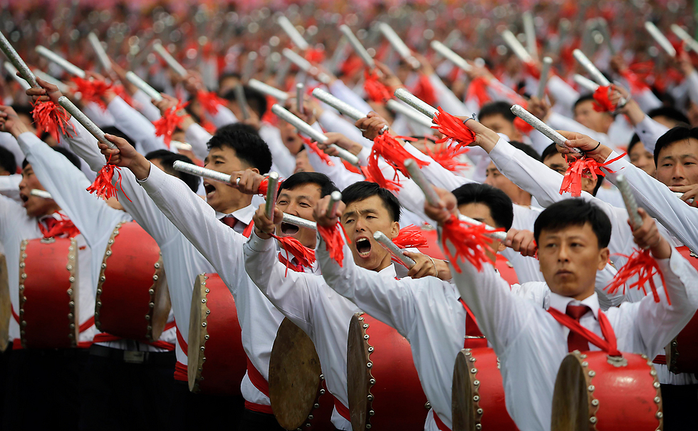 להקת מתופפים במצעד הענק שנערך בפיונגיאנג (צילום: AP) (צילום: AP)