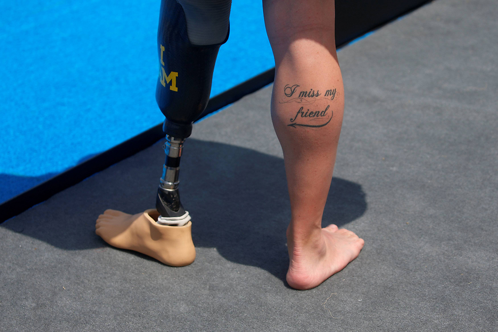 מייק גודי מבריטניה עשה קעקוע על רגלו שבו נכתב "אני מתגעגע לחבר שלי", רמז לרגל שאיבד. גם גודי משתתף במשחקי "אינוויקטוס" בפלורידה (צילום: רויטרס) (צילום: רויטרס)