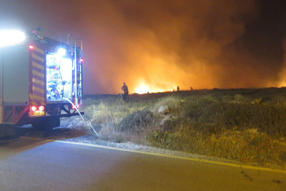 נאבקים באש הלילה בדרום הר חברון (צילום: דניאל גלעד TPS) (צילום: דניאל גלעד TPS)