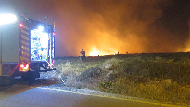 אש שפרצה ביישוב נגוהות בדרום הר חברון (צילום: דניאל גלעד TPS) (צילום: דניאל גלעד TPS)