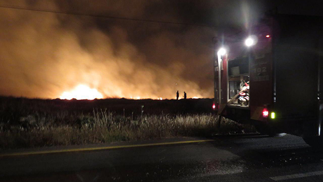 שריפה ביישוב נגוהות בדרום הר חברון (צילום: כבאות מחוז ש"י) (צילום: כבאות מחוז ש