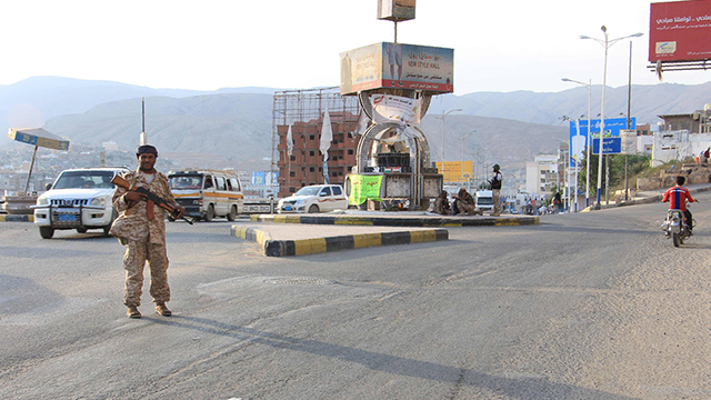 עמדה של צבא תימן בעיר מוקאלה, שבה אירעו הפיגועים האחרונים (צילום: AFP) (צילום: AFP)