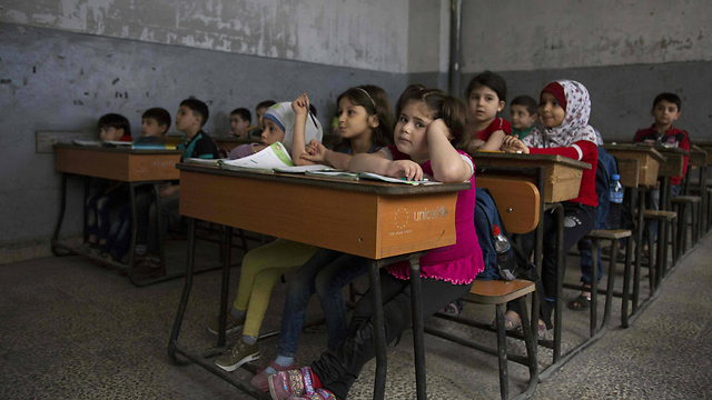 ילדים לומדים בבית ספר בחלב, סוריה (צילום: AFP) (צילום: AFP)