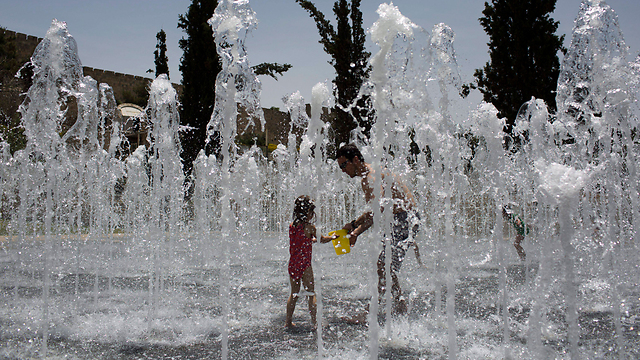 מנצחים את החום בירושלים, היום (צילום: EPA) (צילום: EPA)