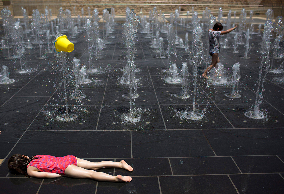 Children playing in the water fountains in Jerusalem (Photo: EPA)