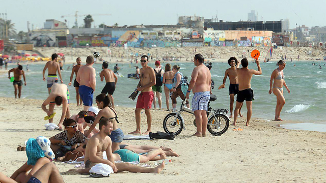 חוף ים גאולה בתל אביב התמלא במבלים (צילום: מוטי קמחי) (צילום: מוטי קמחי)