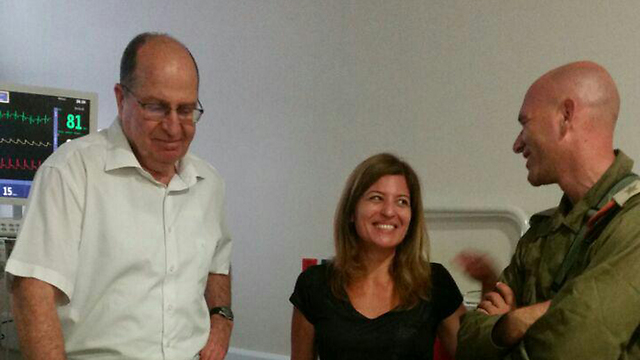 Ya'alon visits the wounded officer.