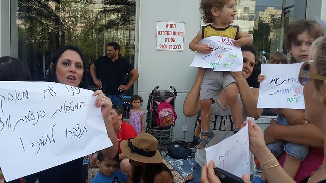 הורים וילדים מפגינים בתל אביב ()