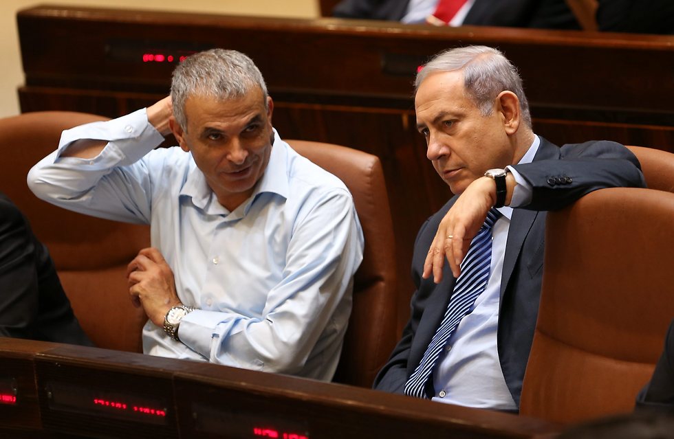 Moshe Kahlon (L) and Benjamin Netanyahu (Photo: Alex Kolomoisky) (Photo: Alex Kolomoisky)