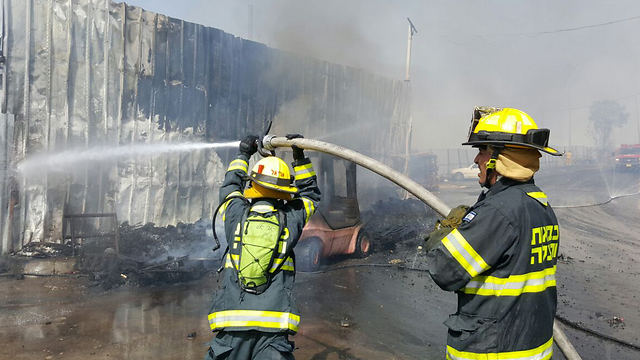 Firefighters battling the flames in Givat Shaul near Highway 1 (Photo: Jerusalem Fire Department)