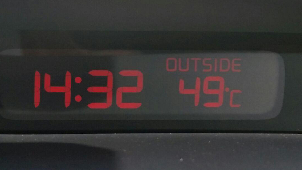 מודדים 49 מעלות בעמק המעיינות. בכלי רכב נרשמות לרוב טמפרטורות גבוהות מהמדידה הרשמית (צילום: אופירה שגב) (צילום: אופירה שגב)