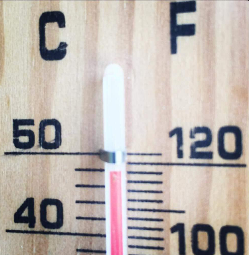 Thermometer in kibbutz Sha'ar HaGolan in the north pointing to 49 °C (Photo: Karmit Tzemach)