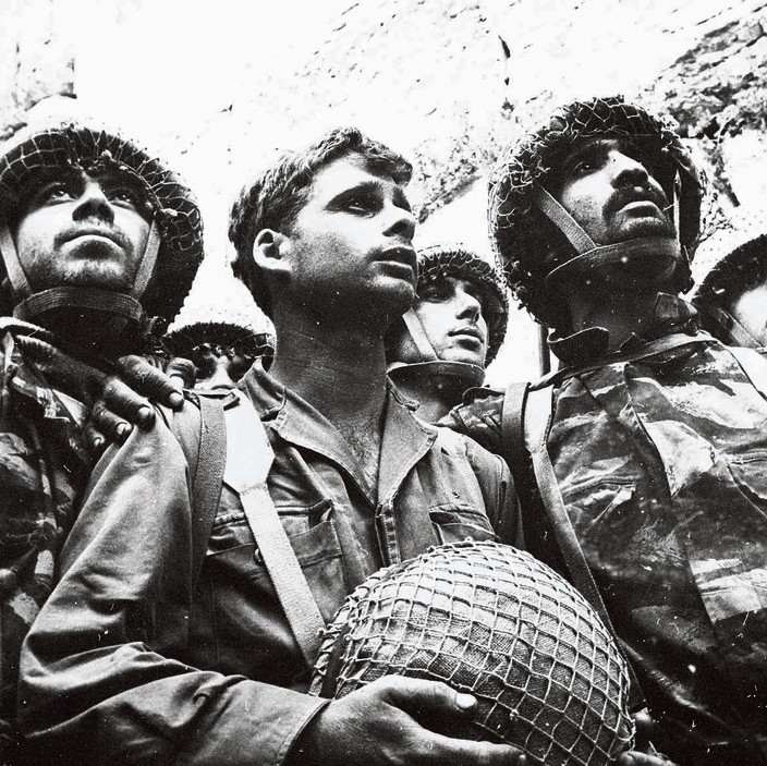 יצחק יפעת בתמונה שהפכה לסמל 1967 | צילום: דוד רובינגר