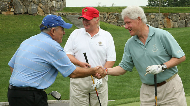 טראמפ עם הנשיא לשעבר ביל קלינטון (צילום: gettyimages) (צילום: gettyimages)