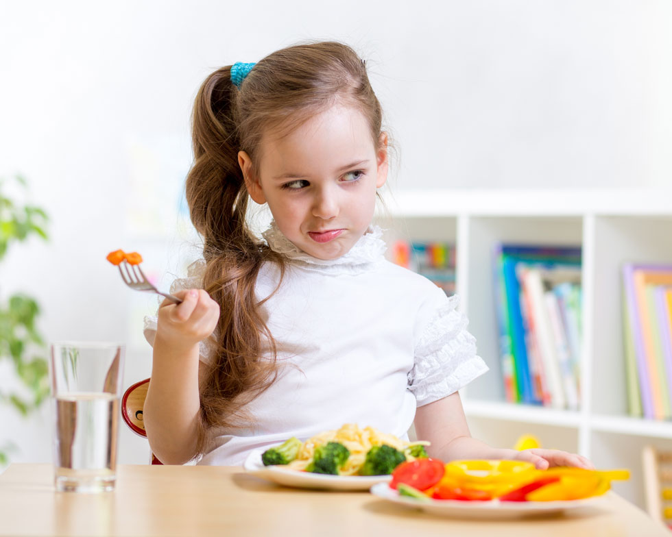 "במקום שהורים ידברו עם הילדים שלהם על דיאטה, הם צריכים לעשות רק דבר אחד - לגרום להם לאכול יותר ירקות" (צילום: shutterstock)