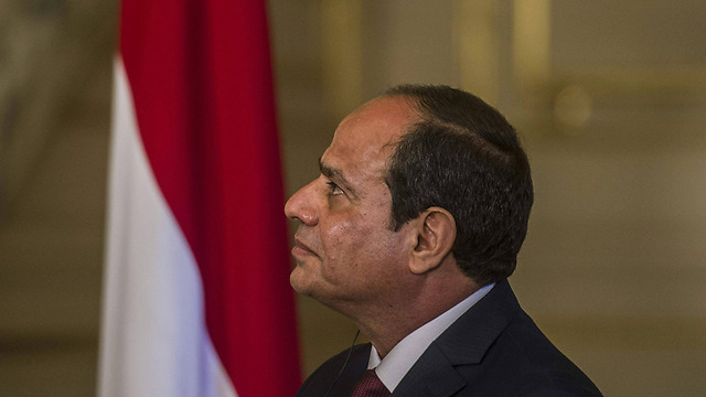 שובר את הראש בניסיון להוציא את ארצו ממצבה הכלכלי הקשה. נשיא מצרים א-סיסי (צילום: AFP) (צילום: AFP)