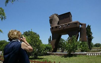 פסל עץ של הסוס הטרויאני (צילום: איי פי) (צילום: איי פי)