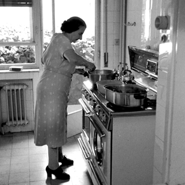 1963 . מבשלת במטבח ביתה בירושלים | צילום: דוד רובינגר