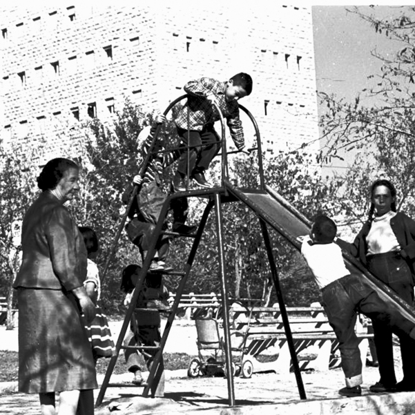 1961. משחקת עם נכדיה שאול ונעמי בגן שעשועים בירושלים | צילום: דוד רובינגר