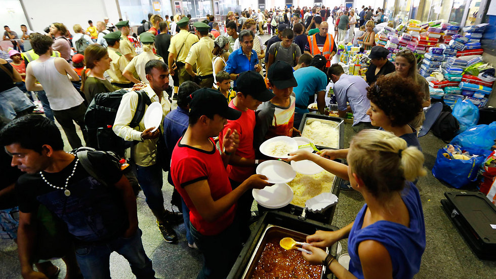 חלוקת מזון למבקשי מקלט במינכן (ארכיון) (צילום: AP) (צילום: AP)