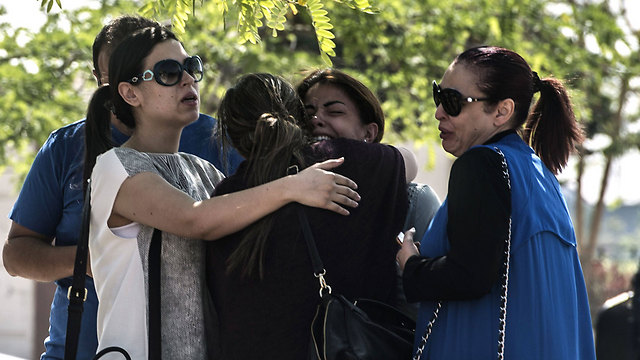 בני משפחותיהם של נוסעי המטוס, אתמול במצרים (צילום: AFP) (צילום: AFP)