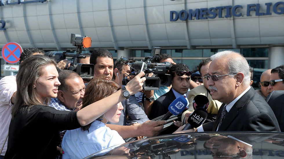 ראש ממשלת מצרים מגיע לנמל התעופה בקהיר (צילום: EPA) (צילום: EPA)