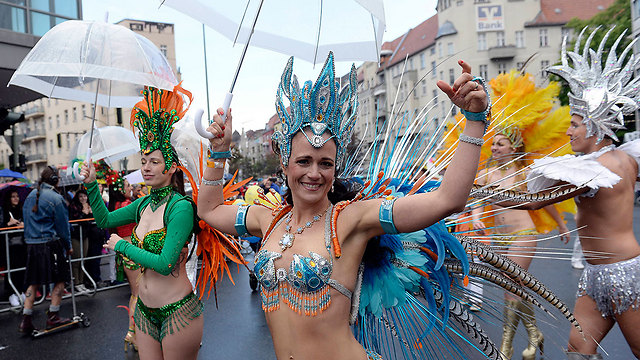 בברלין נערך קרנבל התרבויות ה-21 במספר. במצעד הססגוני שנערך בעיר הגרמנית השתתפו 72 קבוצות שכללו כ-5,000 רקדנים ורקדניות (צילום: AP) (צילום: AP)