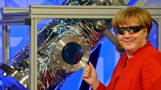קנצלרית גרמניה אנגלה מרקל מרכיבה משקפי גוגל במהלך ביקורה במרכז החלל האירופי בקלן (צילום: EPA) (צילום: EPA)