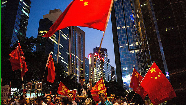 עצרת תמיכה בהונג קונג ביו"ר הקונגרס הסיני, ז'אנג דג'אנג, המבקר במקום (צילום: gettyimage) (צילום: gettyimage)