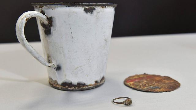 Mug and jewelry from Auschwitz (Photo:Reuters)