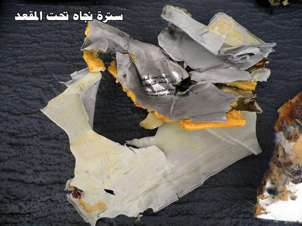 שברים מהמטוס המצרי, שנמצאו בים תיכון לאחר ההתרסקות ()