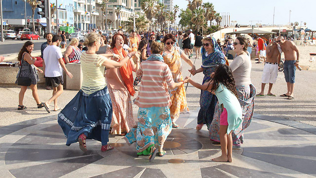 רוקדים בחוף תל אביב  (צילום: מוטי קמחי) (צילום: מוטי קמחי)
