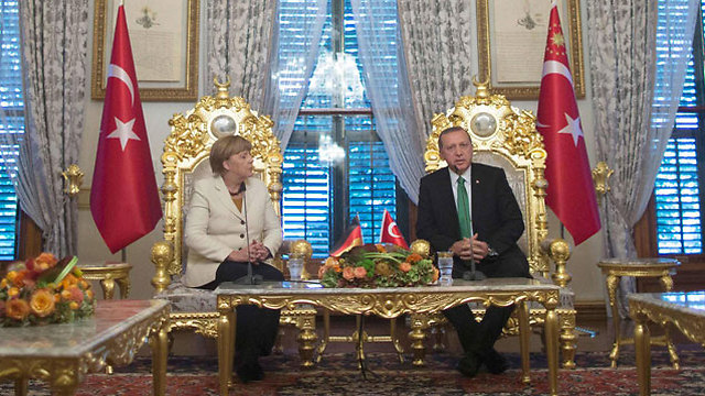 הגרמנים לא רוצים שהנשיא הטורקי יערוך הופעות פומביות מחוץ לפסגת ה-G20. מרקל וארדואן (ארכיון) (צילום: APF) (צילום: APF)
