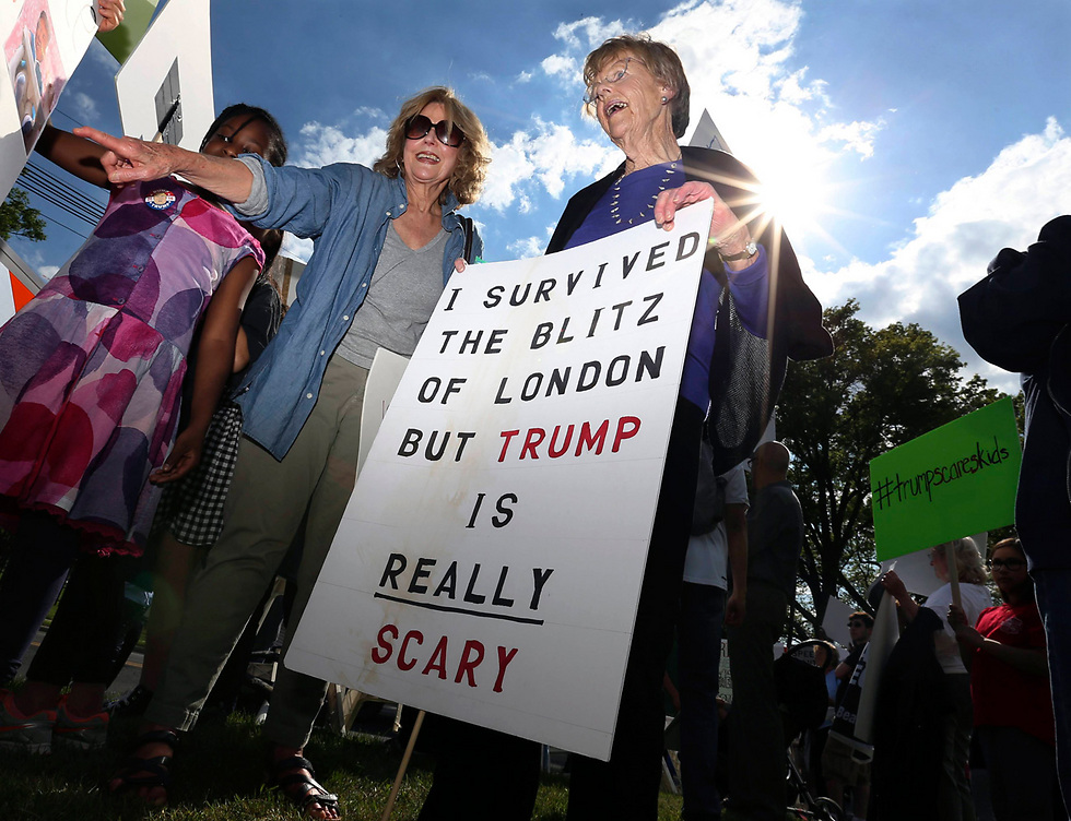 "שרדתי את הבליץ בלונדון - אבל טראמפ באמת מפחיד" (צילום: AP) (צילום: AP)